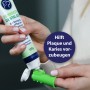 Canosept Zahnpflege-Set: Zahnpasta wird auf Finger-Zahnbürste für Hunde aufgetragen.