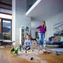 Leifheit Akku-Staubsauger Regulus PowerVac im Einsatz, Mutter saugt Spielzeugstaub, Kind spielt.