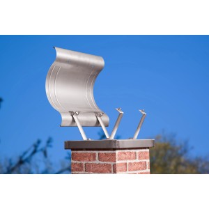 Umbauset für klappbare Kaminhaube aus Edelstahl auf einem gemauerten Schornstein.