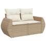 Beige 2-Sitzer Garten-Sofagarnitur aus Polyrattan mit cremeweißen Kissen.