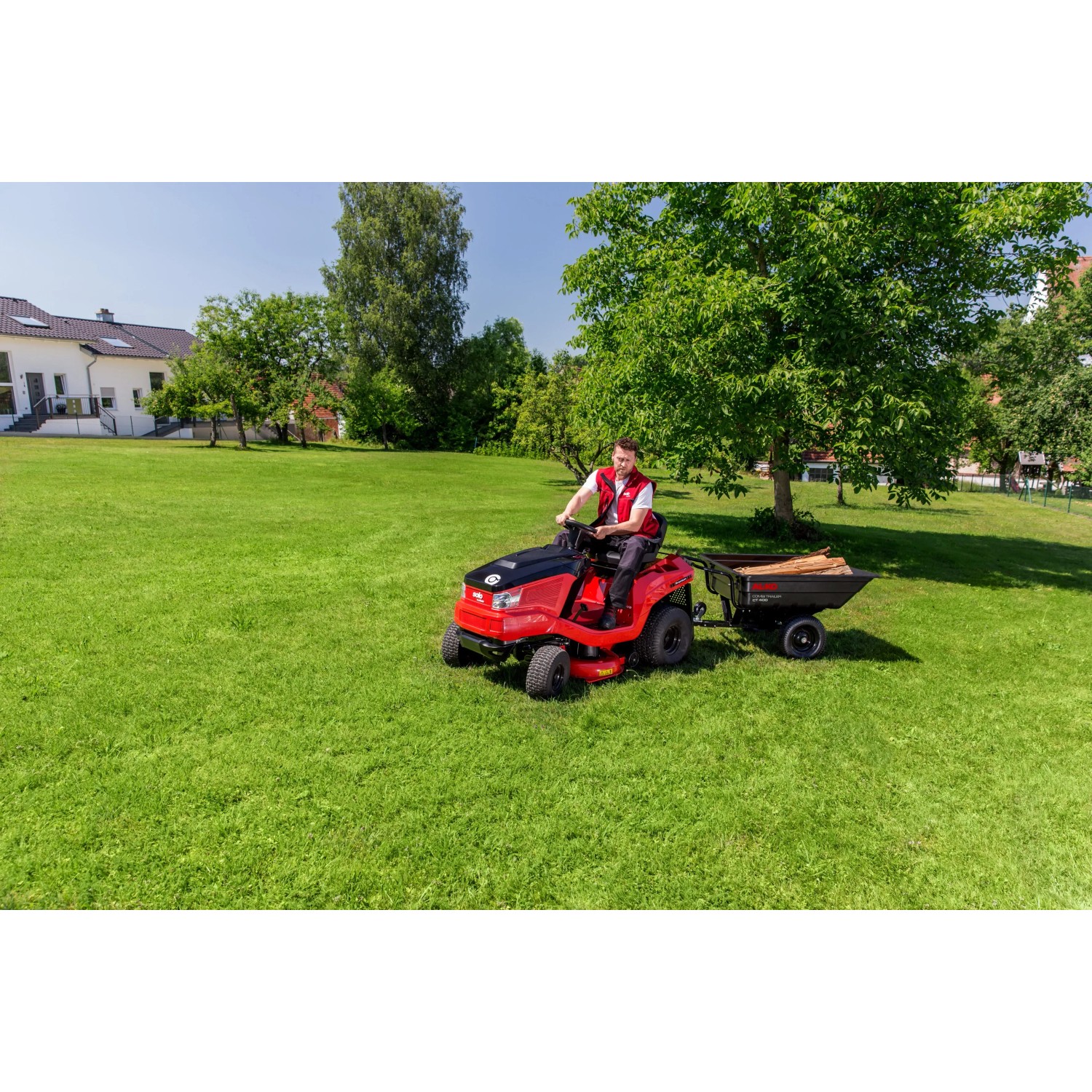Al-Ko Rasentraktor mit Combi Trailer CT 400 beladen mit Holz, Zubehör für Rasentraktoren.