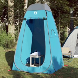 Blaues Furnicato Pop-Up Umkleidezelt im Grünen. Sichtschutzzelt mit offenem Eingang, Hocker und Handtüchern für Camping.