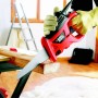 Black+Decker Elektro-Handsäge KS880EC in Aktion beim Sägen von Holz.