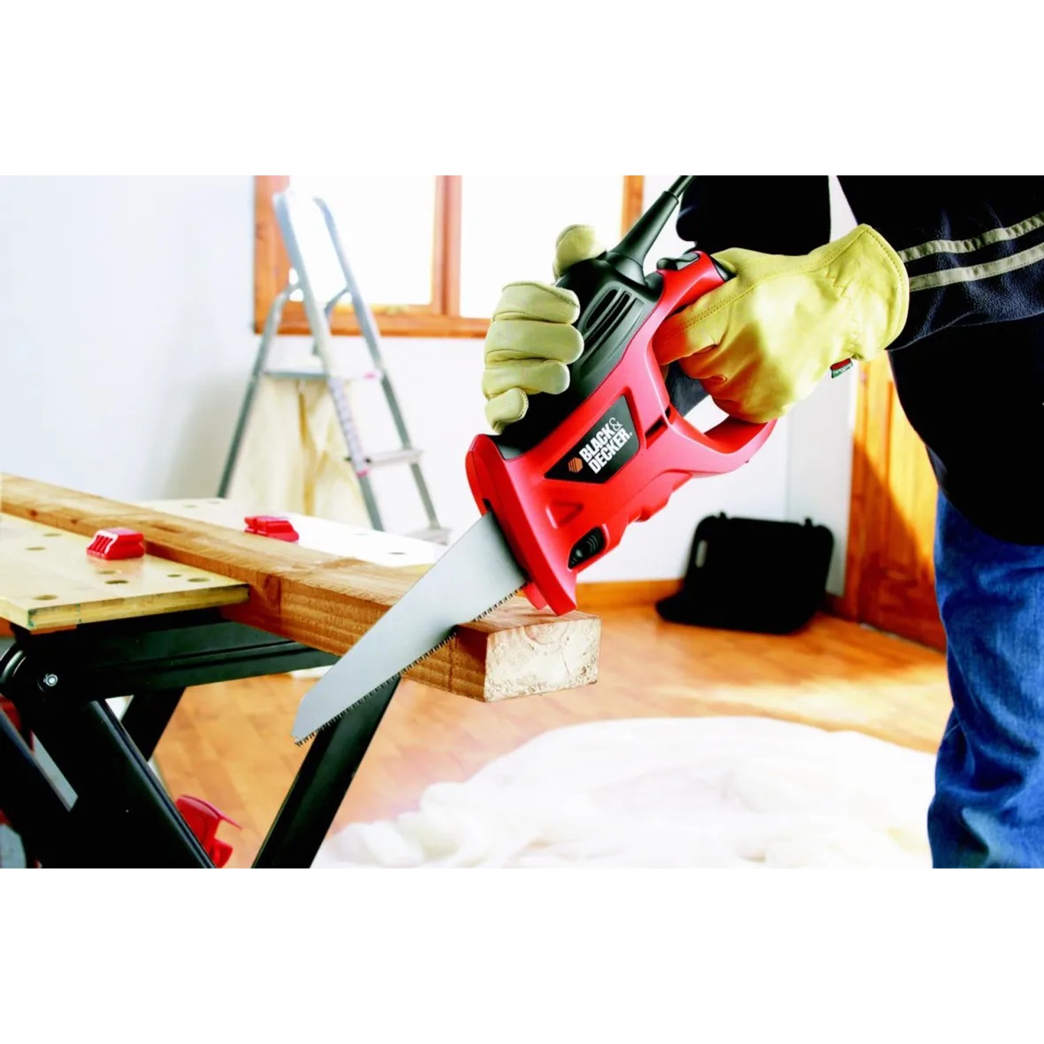 Black+Decker Elektro-Handsäge KS880EC in Aktion beim Sägen von Holz.