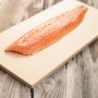 Rösle Aroma-Planke aus Zederholz mit Lachsfilet, Grillutensil für würziges Grillen.