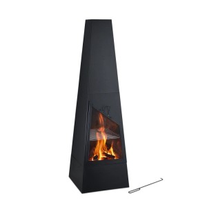 Schwarzer Gartenkamin aus Stahl in Pyramidenform mit brennendem Feuer und Grillrost. Inkl. Schürhaken.