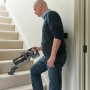 Ryobi Akku-Staubsauger RSVS18BL-0 beim Treppen saugen. Handstaubsauger mit Bürste und Akku.