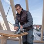 Bosch Akku-Kreissäge GKS 18V-57-2 L in Aktion beim Holzschnitt.