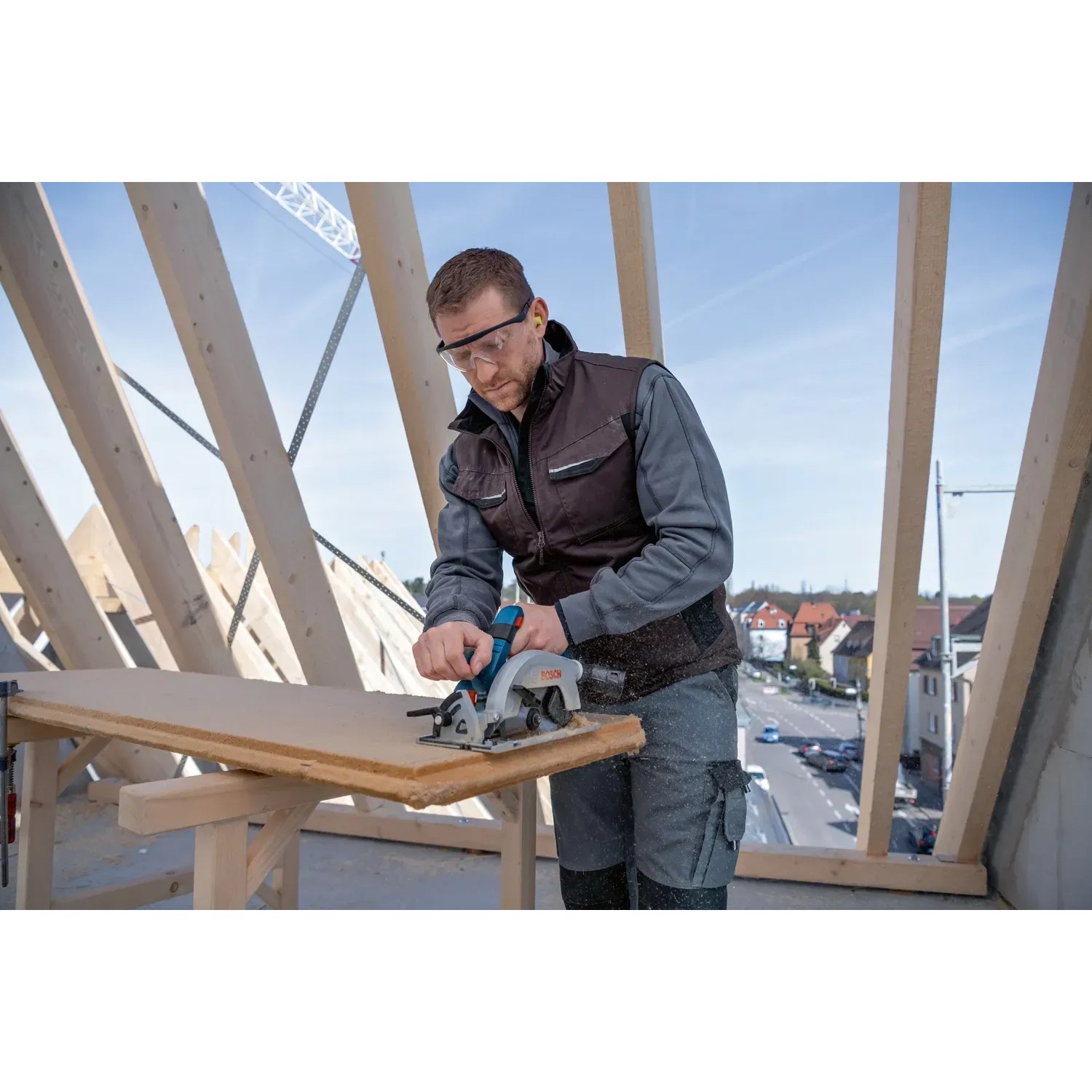 Bosch Akku-Kreissäge GKS 18V-57-2 L in Aktion beim Holzschnitt.