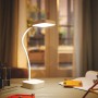 Weiße Philips LED-Tischleuchte Rock mit Akku auf Schreibtisch. Flexibler Leuchtenhals.