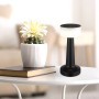 Dimmbare Globo LED-Tischleuchte Angelika, schwarz matt, 21,5 cm, auf Tisch mit Buch und Kaktus.