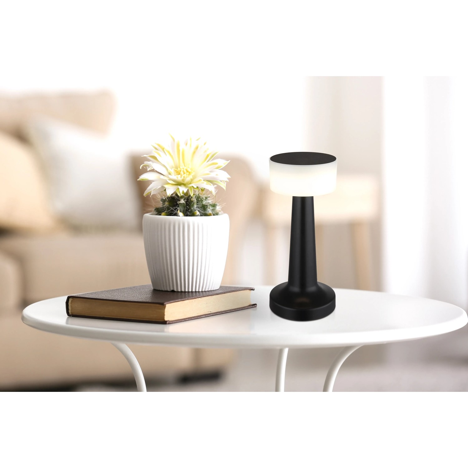 Dimmbare Globo LED-Tischleuchte Angelika, schwarz matt, 21,5 cm, auf Tisch mit Buch und Kaktus.