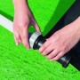 Montage der Bestway Solar Poolheizung (110x171cm) mit Schlauchanschluss auf Rasen.