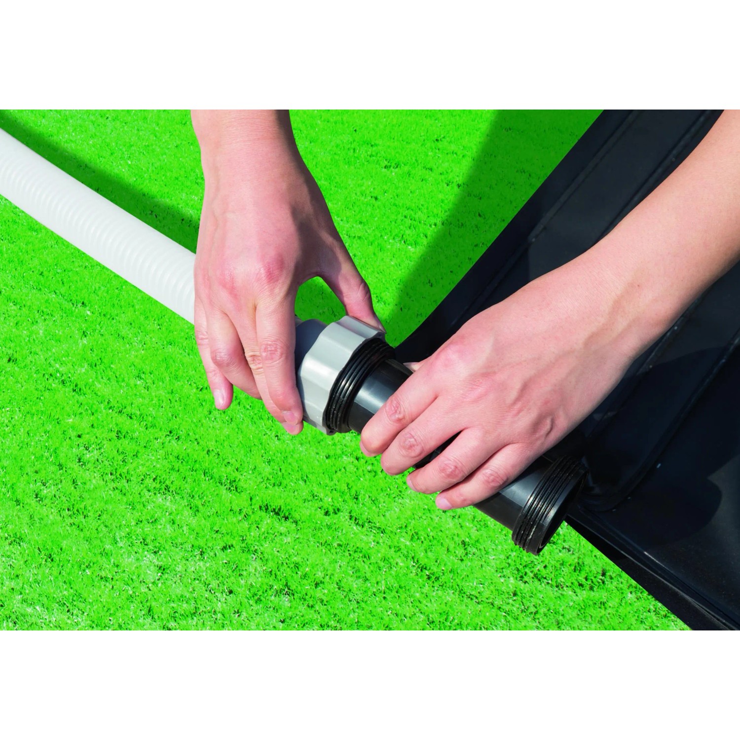 Montage der Bestway Solar Poolheizung (110x171cm) mit Schlauchanschluss auf Rasen.