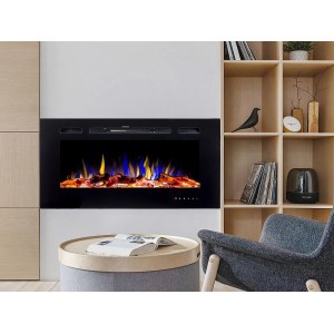 Schwarzer Vente-unique Elektrokamin Calbuco mit blauen und orangen LED-Flammen in modernem Wohnzimmer. Heizkörper.