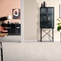 Heller Wohnraum mit Egger Aqua-Laminatboden EL1096 NatureSense Sheffield Akazie Weiß.