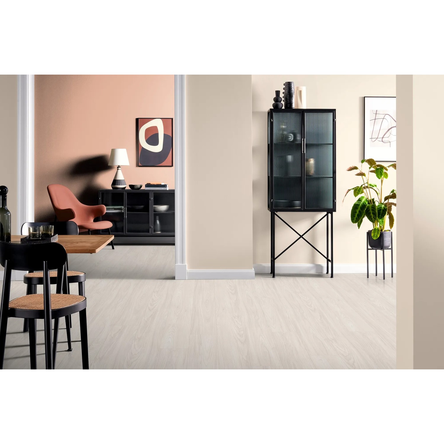 Heller Wohnraum mit Egger Aqua-Laminatboden EL1096 NatureSense Sheffield Akazie Weiß.