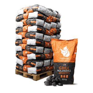 Palette mit 60 Säcken Heizfuxx Grillholzkohlebriketts (je 10kg) und ein geöffneter Sack mit Briketts.