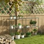 Outsunny Blumenregal aus Metall, dreistufig, mit Pflanzen dekoriert, vor Holzzaun im Garten.