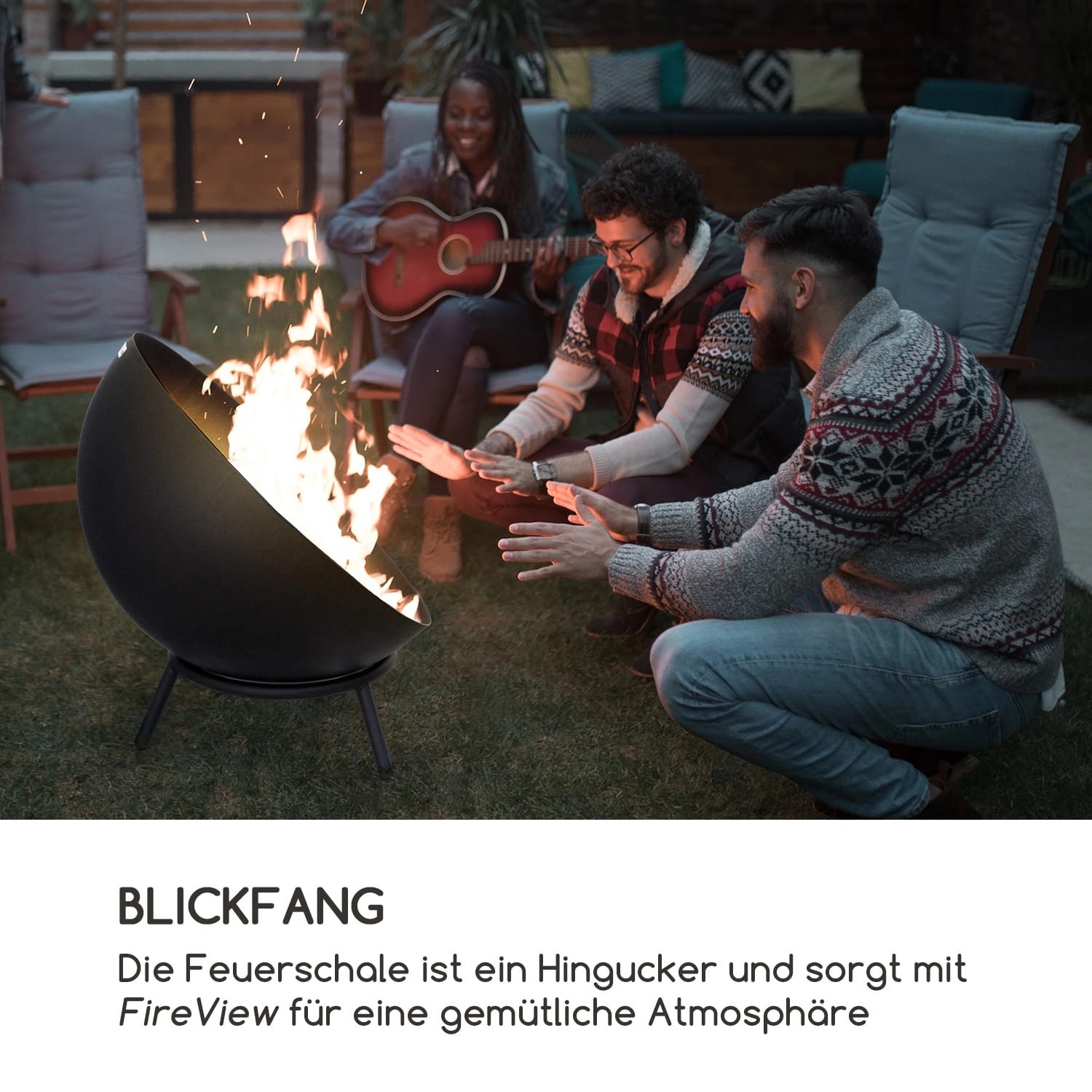 Blumfeldt Fireball Feuerschale, Ø 66cm, aus Stahl, mit Lagerfeuer und Personen im Garten.