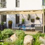 Skan Holz Terrassenüberdachung Novara, 557x359 cm, unbehandelt, mit Polycarbonat-Dach auf Terrasse mit Gartenmöbeln.