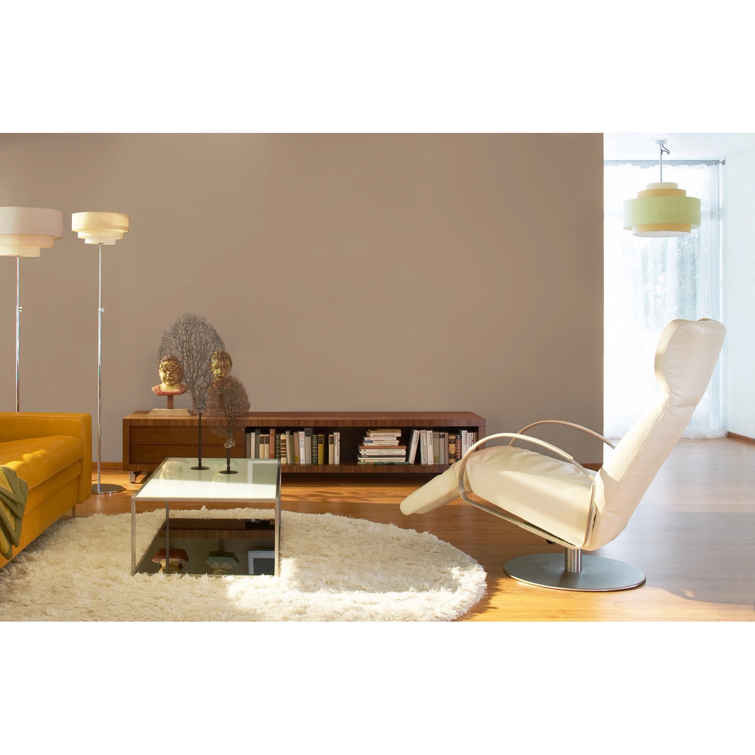 Wohnraum mit Wandfarbe Schöner Wohnen Trendfarbe Macchiato, matt.