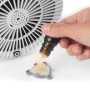 Beldray Standventilator: Hand träufelt Duftöl auf Aromakissen. Weißer Ventilator im Hintergrund.