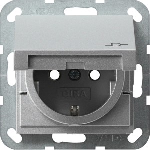 Gira Steckdoseneinsatz System 55 mit Deckel, Aluminiumfarben.