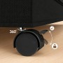 Detail der schwarzen Unterbettkommode mit 360° drehbaren Rollen und Feststellbremse auf Holzfußboden.