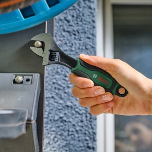 Hand hält Bosch Rollgabelschlüssel. Schlüssel aus dem 3-teiligen Set im Einsatz.