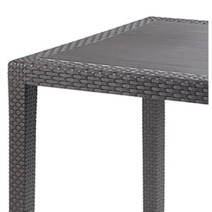 Detailansicht: Quadratischer, anthrazitfarbener Bistrotisch aus Kunststoff in Rattanoptik. Gartentisch für Terrasse und Balkon.
