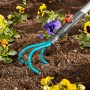 Gardena Combisystem Grubber im Einsatz, Teil des Komplettangebots für Gartenarbeit.