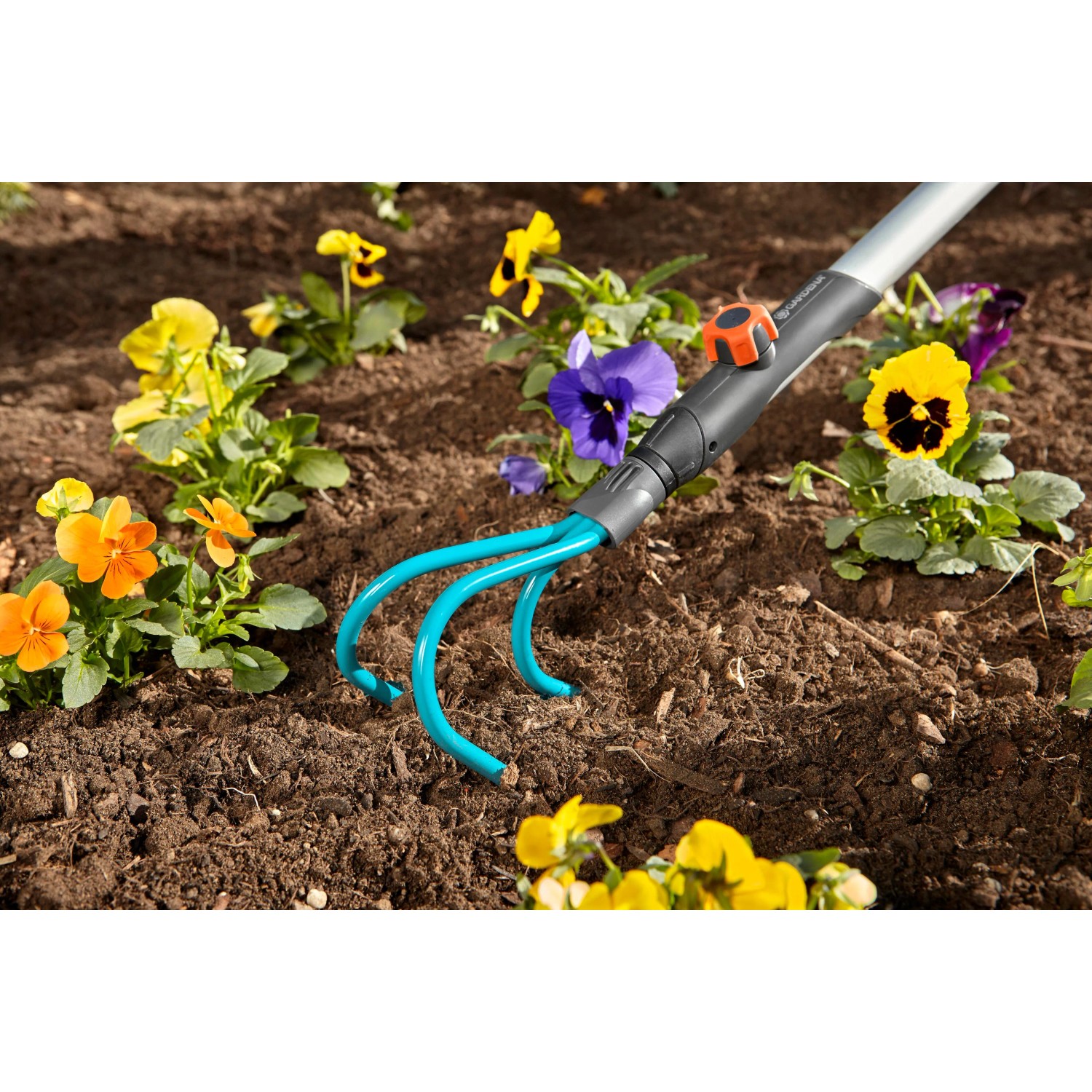 Gardena Combisystem Grubber im Einsatz, Teil des Komplettangebots für Gartenarbeit.
