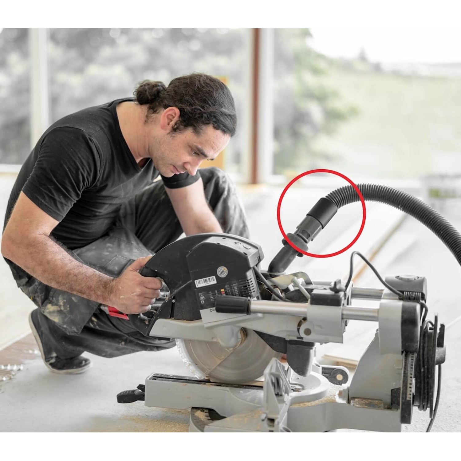 Bauheld Staubsaugeradapter (5 Stk.) in Dunkelgrau im Einsatz an einer Säge.