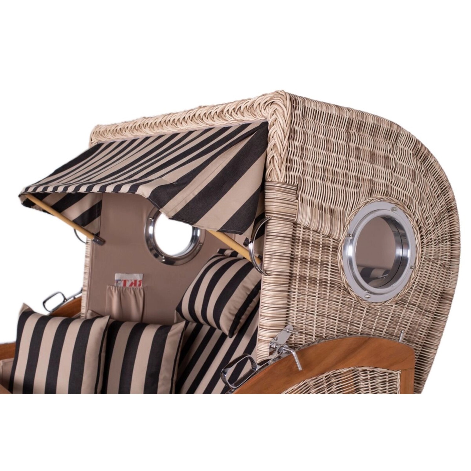 Detailansicht des Teak Strandkorbs Ammersee Grande XL mit Bullauge und gestreiften Kissen.