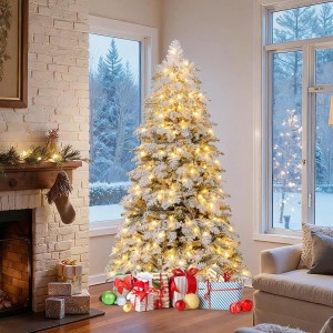Beschneiter künstlicher Weihnachtsbaum, 180 cm, mit warmweißen LED-Lichterkugeln und Geschenken im Wohnzimmer.