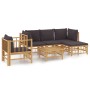 vidaXL Garten-Lounge-Set, 6-teilig, Bambus mit grauen Kissen: Sofa, Sessel, Hocker und Tisch.