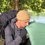 Mann bläst Bestway ComforTrek Luftmatratze auf, Camping & Outdoor Zubehör.