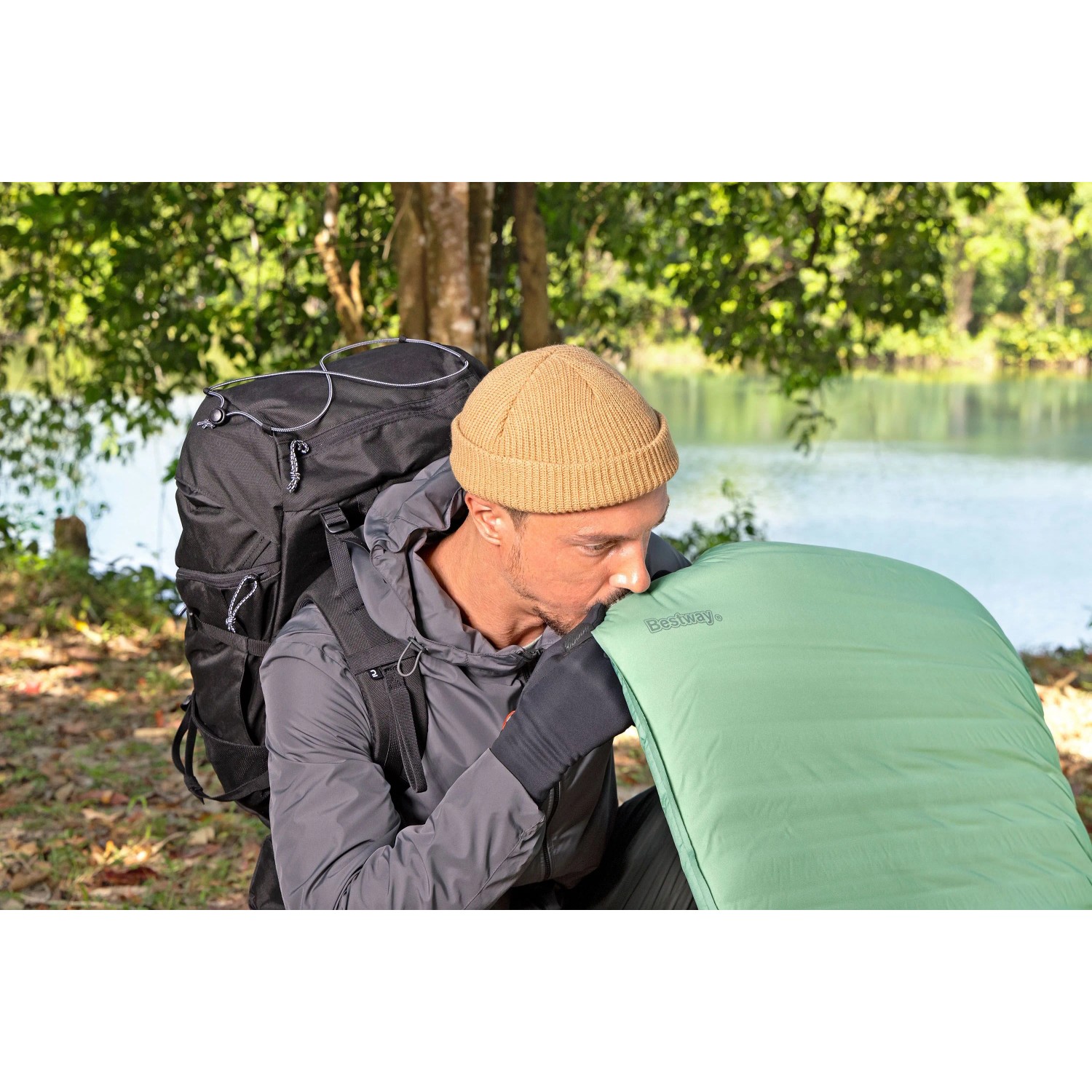 Mann bläst Bestway ComforTrek Luftmatratze auf, Camping & Outdoor Zubehör.