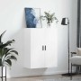 Weißer Wohnzimmerschrank mit zwei Türen und schwarzen Griffen, an weißer Wand montiert. Modernes Design.