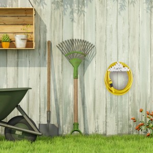 Weißer Relaxdays Schlauchhalter aus Gusseisen mit gelbem Gartenschlauch an einer Holzwand.