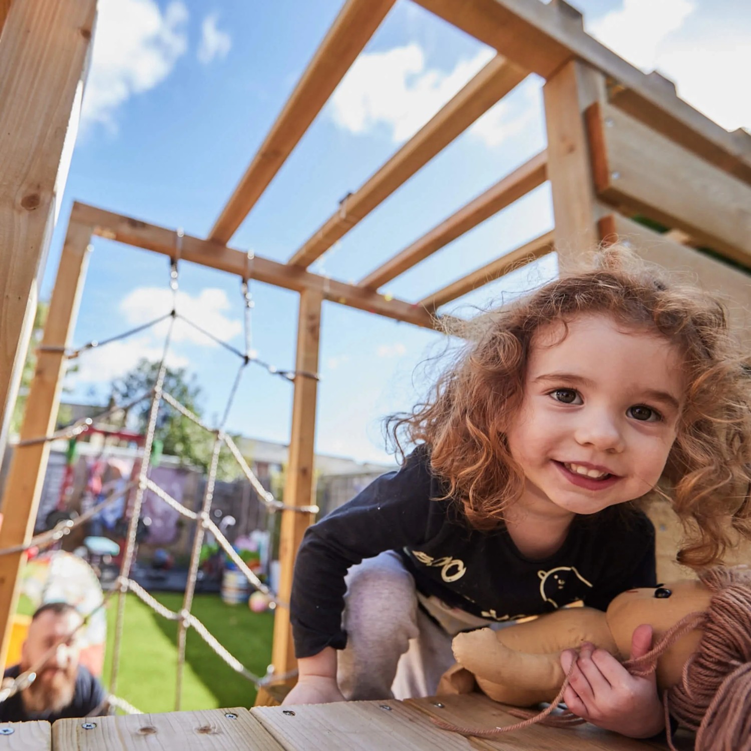 Kind spielt im Wickey RocketFlyer Spielturm mit Rutsche und Klettergerüst im Garten.