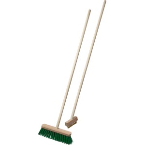 Set: Besen mit grünen Borsten und Unkrautbürste mit Holzstiel. Reinigungsgeräte für Garten und Außenbereich.