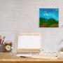 Natürliche Holz Tischstaffelei mit leerer Leinwand, Acrylfarben, Pinseln und Palette auf Holztisch. Höhenverstellbares Malset für Künstler.