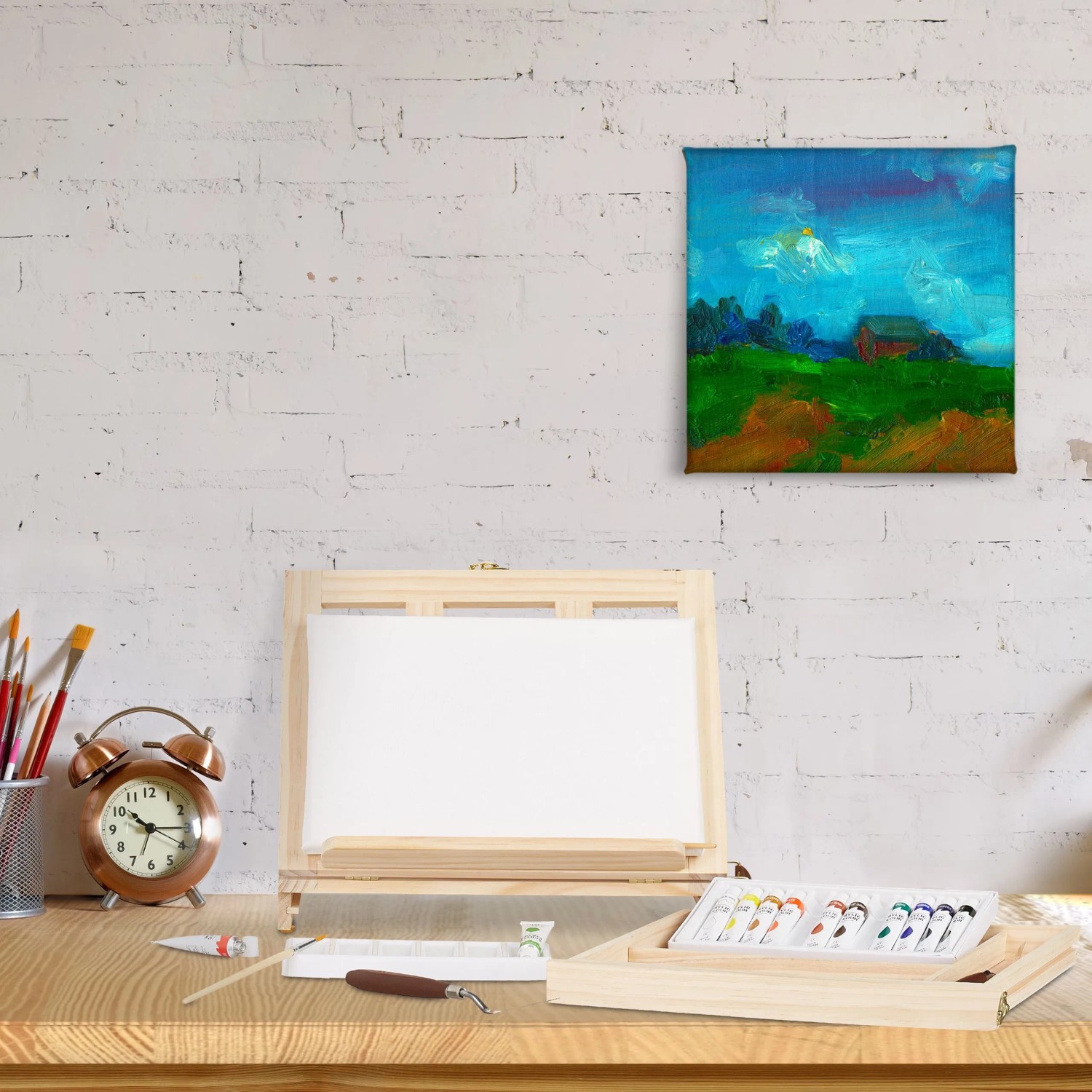 Natürliche Holz Tischstaffelei mit leerer Leinwand, Acrylfarben, Pinseln und Palette auf Holztisch. Höhenverstellbares Malset für Künstler.
