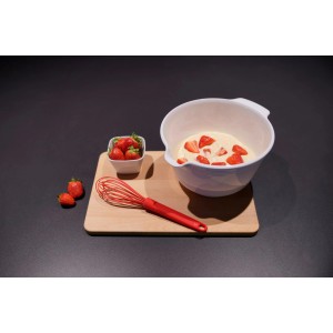 Roter Dr. Oetker Silikon Schneebesen (25 cm) neben Schüssel mit Teig und Erdbeeren auf Holzbrett.
