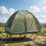 Grünes Campingzelt für 2 Personen auf Feldbett. Robustes Outdoor-Zelt mit Netzfenster für komfortable Übernachtung.