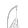 Weißer Hängesessel Orosi: Detail der Aufhängung mit Feder, Kette und geflochtenem Polyrattan.