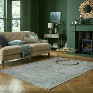 Grüner Flair Rugs Vintageteppich Antique Vintage mit Muster auf Holzfußboden im Wohnzimmer.