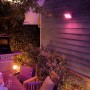 Philips Hue Discover LED-Wandlampe in Aktion: Außenbeleuchtung mit farbigem Licht.